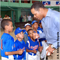 Barry Larkin and young baseball players (U.S. Embassy Bogota)