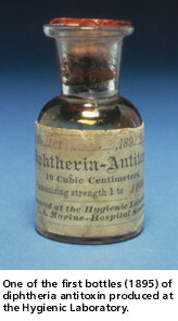 One of the first bottles of Diptheria antitoxin produced at the Hygeniec Laboratory (1895)
