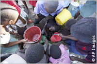 Des Zimbabwéens puisent de l'eau à Harare.