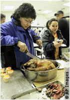 Repas de Thanksgiving dans une église à Anchorage (Alaska)