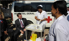 Secretary Leavitt participates  in HIV testing in Mozambique