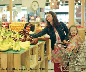 Photo: Woman and child  in grocery store