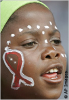 طفلة من الفرقة الموسيقية التابعة لمدرسة أندايل تغني بمناسبة اليوم العالمي للإيدز في كيب تاون، بجنوب أفريقيا، يوم 1 كانون الأول/ديسمبر.