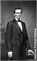 التقط ماثيو برادلي هذه الصورة في العام 1860 وتظهر لنكولن بدون لحية في السنة السابقة على وصوله لسدة الرئاسة في الولايات المتحدة.