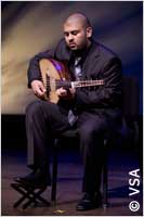 عصام إبراهيم عليان، من الأردن، يعزف على العود في مركز كنيدي في واشنطن في 29 أيار/مايو