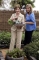 劳拉·布什与女儿詹纳摘菜。