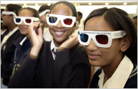 学生透过立体眼镜观察温室效应