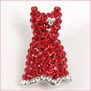 Imagen del broche del vestido rojo