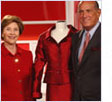 Image of The Heart Truth Ambassador, Laura Bush with Oscar de la Renta.