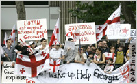 Georgians demonstrate for peace  (© AP Images)