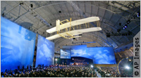 يضم متحف الطيران والفضاء القومي في واشنطن طائرات تاريخية ونماذج تحاكي الفضاء وصخرة من القمر يسمح للزوار بلمسها