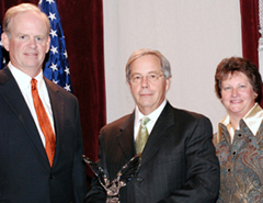 Photo of the Department of Health and Human Services receiving the 2006 President's Quality Award