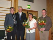 Vang Principal Jon Heimlid congratulates teachers Ottar Jaegersborg and Solveig Boe and computer specialist Oddvin Almenning on their acheivement