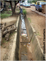 Un fossé rempli de détritus à Bissau