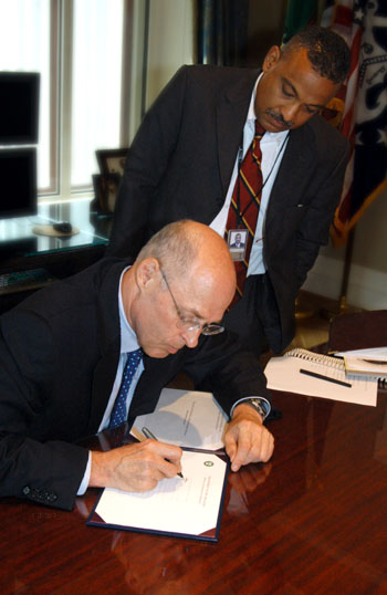 Photo: Secretary Henry Paulson Provides his Signature for use on U.S. Paper Currency