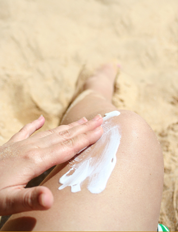lady applying sunscreen