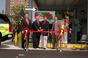 Secretary Bodman and Maryland Governor Ehrlich cut the ribbon while Fred Davis, Energy Administration Director, and Jason Scott, President of Maryland Grain Producers Utilization Board, look on.