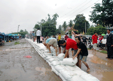 building levees to prepare for Vientiane floods_aug08