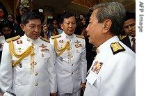 Thailand's newly appointed Prime Minister retired General Surayud Chulanont (R) talks with coup leader coup leader General Sonthi Boonyaratglin (L)