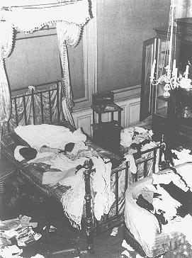 بيت يهودي تم تدميره خلال مذبحة "ليلة الكريستال" (ليلة الزجاج المكسور). فينا, النمسة, 10 نوفمبر 1938.