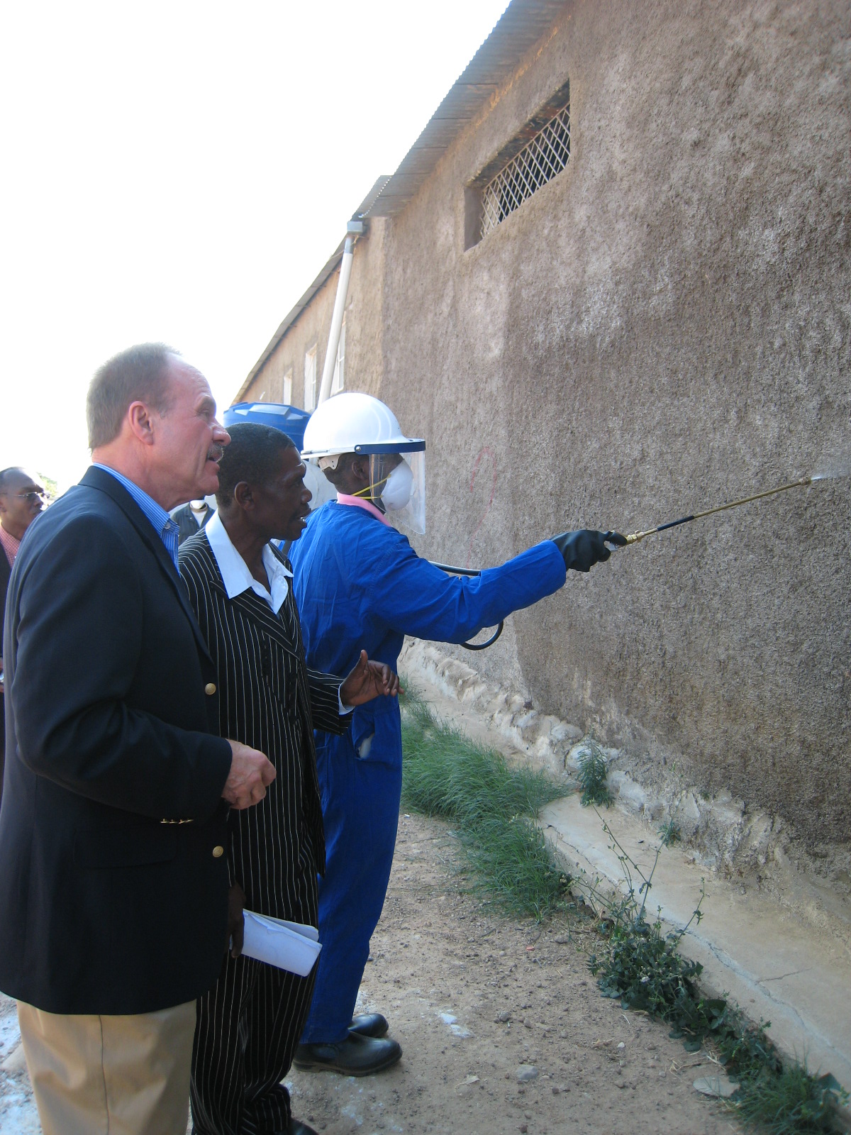 Ambassador observes indoor spraying in Lubango