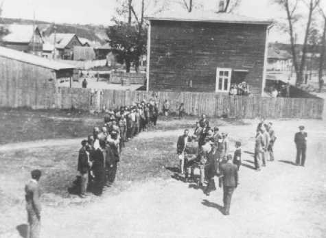 Employees of the Jewish council in the Kovno ghetto assemble during roll call, which was taken on a daily basis. Kovno, Lithuania, between 1941 and 1943.