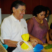 Felix Lopez, 74, left, cooks a healthy meal with his family members during a Diabetes and the Family class.