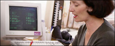 Mujer trabajando en una computadora