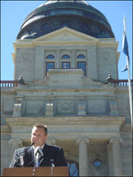 Photo | Senator Tester speaks about the war in Iraq in front of the Montana State Capitol in Helena