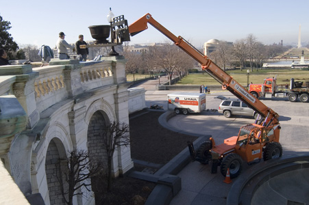 Mobile crane replaces urn