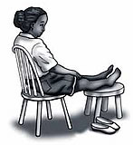 Una mujer sentada con sus pies elevados.