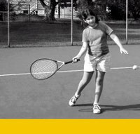 Nina jugando tenis