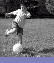 Nino jugando fatbol