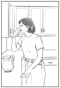 La imagen de una mujer bebiendo agua