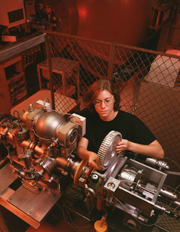 Inserting samples to be analyzed by accelerator mass spectrometry (AMS)