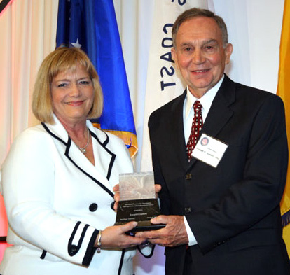 DoThe Clinical Center’s Dr. Joseph Gallelli accepts the 2008 Distinguished Federal Pharmacist Award from Winnie Landis, outgoing president of the American Pharmacists Association.