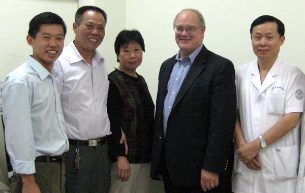 Sieving with Dr. Chen Song (r) of Tianjin Eye Hospital and the patient’s family