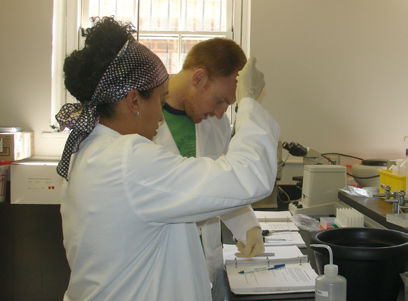 Two students from NINR’s 2008 Summer Genetics Institute complete work in the laboratory.