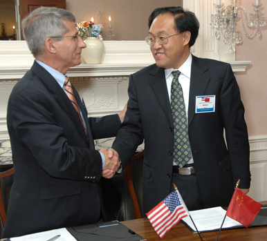 Dr. Anthony Fauci (l), director of the National Institute of Allergy and Infectious Diseases, and Prof. Hongguang Wang, director general of the China National Center for Biotechnology Development