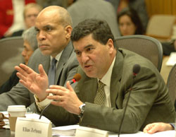 NIH director Dr. Elias Zerhouni addresses ACD meeting on Dec. 7, 2007. At left is NIH deputy director Dr. Raynard Kington.