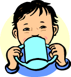 El niño bebe de una taza