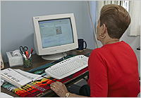 una mujer está usando una computador
