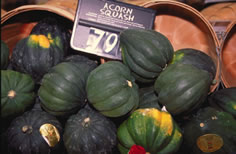 Acorn squash in baskets .