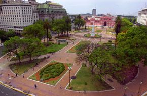 Date: 12/31/2001 Description: Plaza de Mayo with Government House in background, Buenos Aires, Argentina.  © AP Photo