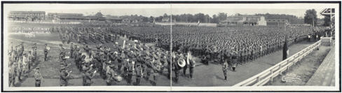 Una imagen en blanco y negro de cientos de soldados y una banda alineada para jurar en Camp Meade, Maryland, 1924.