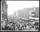 Miles de personas aglomeradas en Main St. en Buffalo para el Desfile del Día del Trabajo.