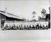 Enfermeras uniformadas y militares posan frente a Camp Jackson en Carolina del Sur, 1918.