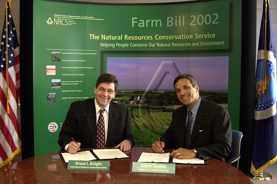 NRCS Chief Bruce Knight (left) and Irrigation Association President Adam Skolnik sign a Memorandum of Understanding that will allow the Irrigation Association to recommend agricultural certified irrigation designers to USDA as technical service providers.