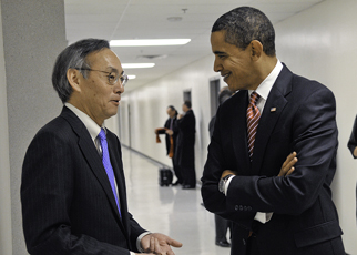 President Obama and Secretary Chu talk in a hallway at the Department of Energy.