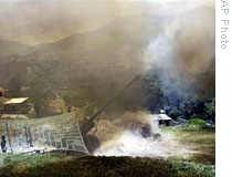 Pakistani soldiers fire heavy artillery towards Taliban hideouts in Lower Dir, 28 Apr 2009